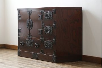 中古　岩谷堂箪笥　漆塗り　品の良い牡丹の金具が魅力の扉付きチェスト(サイドボード、テレビ台、テレビボード、リビングボード、引き出し、収納棚、戸棚、収納箪笥、和箪笥)(定価約65万円)(R-067011)
