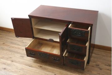 中古　岩谷堂箪笥　漆塗り　品の良い牡丹の金具が魅力の扉付きチェスト(サイドボード、テレビ台、テレビボード、リビングボード、引き出し、収納棚、戸棚、収納箪笥、和箪笥)(定価約65万円)(R-067011)