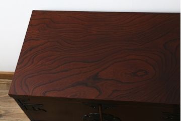 中古　岩谷堂箪笥　漆塗り　品の良い牡丹の金具が魅力の扉付きチェスト(サイドボード、テレビ台、テレビボード、リビングボード、引き出し、収納棚、戸棚、収納箪笥、和箪笥)(定価約65万円)(R-067011)