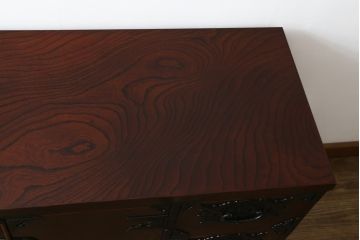 中古　岩谷堂箪笥　漆塗り　品の良い牡丹の金具が魅力の扉付きチェスト(サイドボード、テレビ台、テレビボード、リビングボード、引き出し、収納棚、戸棚、収納箪笥、和箪笥)(定価約65万円)(R-067011)