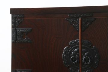 中古　岩谷堂箪笥　漆塗り　品の良い牡丹の金具が魅力の扉付きチェスト(サイドボード、テレビ台、テレビボード、リビングボード、引き出し、収納棚、戸棚、収納箪笥、和箪笥)(定価約65万円)(R-067011)