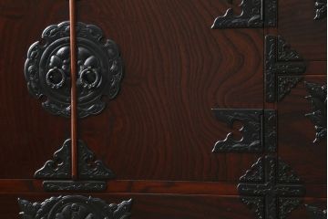 中古　岩谷堂箪笥　漆塗り　品の良い牡丹の金具が魅力の扉付きチェスト(サイドボード、テレビ台、テレビボード、リビングボード、引き出し、収納棚、戸棚、収納箪笥、和箪笥)(定価約65万円)(R-067011)