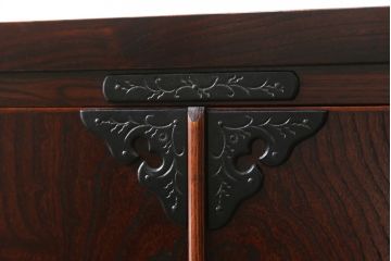 中古　岩谷堂箪笥　漆塗り　品の良い牡丹の金具が魅力の扉付きチェスト(サイドボード、テレビ台、テレビボード、リビングボード、引き出し、収納棚、戸棚、収納箪笥、和箪笥)(定価約65万円)(R-067011)