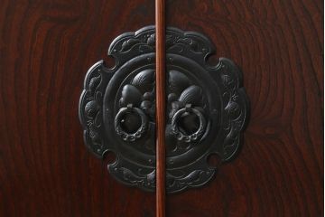 中古　岩谷堂箪笥　漆塗り　品の良い牡丹の金具が魅力の扉付きチェスト(サイドボード、テレビ台、テレビボード、リビングボード、引き出し、収納棚、戸棚、収納箪笥、和箪笥)(定価約65万円)(R-067011)