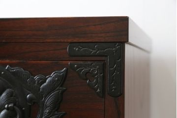 中古　岩谷堂箪笥　漆塗り　品の良い牡丹の金具が魅力の扉付きチェスト(サイドボード、テレビ台、テレビボード、リビングボード、引き出し、収納棚、戸棚、収納箪笥、和箪笥)(定価約65万円)(R-067011)