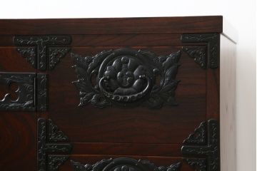 中古　岩谷堂箪笥　漆塗り　品の良い牡丹の金具が魅力の扉付きチェスト(サイドボード、テレビ台、テレビボード、リビングボード、引き出し、収納棚、戸棚、収納箪笥、和箪笥)(定価約65万円)(R-067011)