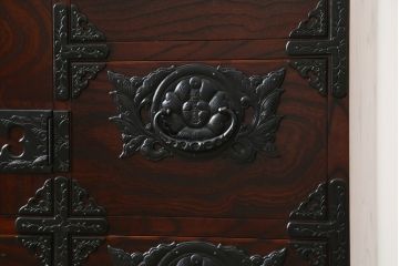 中古　岩谷堂箪笥　漆塗り　品の良い牡丹の金具が魅力の扉付きチェスト(サイドボード、テレビ台、テレビボード、リビングボード、引き出し、収納棚、戸棚、収納箪笥、和箪笥)(定価約65万円)(R-067011)