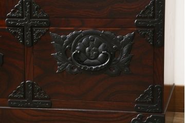 中古　岩谷堂箪笥　漆塗り　品の良い牡丹の金具が魅力の扉付きチェスト(サイドボード、テレビ台、テレビボード、リビングボード、引き出し、収納棚、戸棚、収納箪笥、和箪笥)(定価約65万円)(R-067011)