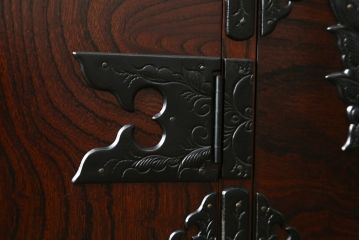 中古　岩谷堂箪笥　漆塗り　品の良い牡丹の金具が魅力の扉付きチェスト(サイドボード、テレビ台、テレビボード、リビングボード、引き出し、収納棚、戸棚、収納箪笥、和箪笥)(定価約65万円)(R-067011)
