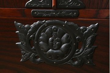 中古　岩谷堂箪笥　漆塗り　品の良い牡丹の金具が魅力の扉付きチェスト(サイドボード、テレビ台、テレビボード、リビングボード、引き出し、収納棚、戸棚、収納箪笥、和箪笥)(定価約65万円)(R-067011)