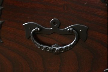 中古　岩谷堂箪笥　漆塗り　品の良い牡丹の金具が魅力の扉付きチェスト(サイドボード、テレビ台、テレビボード、リビングボード、引き出し、収納棚、戸棚、収納箪笥、和箪笥)(定価約65万円)(R-067011)
