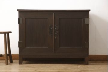 和製アンティーク　天板・脚付きリメイク　ノスタルジックな雰囲気を醸し出す桐箪笥ローボード(サイドボード、サイドキャビネット、テレビ台、テレビボード、収納棚、戸棚)(R-067012)