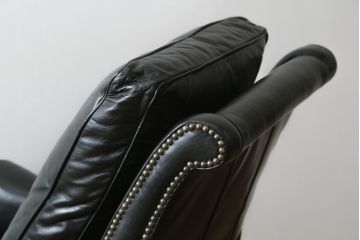 中古　DREXEL HERITAGE(ドレクセルヘリテイジ)　Upholstery(アップホルスタリー)コレクション　本革(レザー)　高級感溢れる佇まいが魅力のリクライニング付き1人掛けソファ(一人掛けソファ、1P、パーソナルチェア、ラウンジチェア、リクライニングソファ、アームソファ、フットレスト)(R-067021)