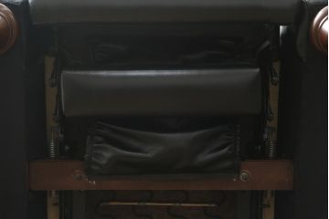 中古　DREXEL HERITAGE(ドレクセルヘリテイジ)　Upholstery(アップホルスタリー)コレクション　本革(レザー)　高級感溢れる佇まいが魅力のリクライニング付き1人掛けソファ(一人掛けソファ、1P、パーソナルチェア、ラウンジチェア、リクライニングソファ、アームソファ、フットレスト)(R-067021)