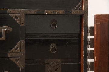 和製アンティーク　漆塗り　角手型の引き手金具が魅力の庄内箪笥(時代箪笥、衣装箪笥、収納たんす、整理タンス、引き出し、閂、かんぬき)(R-067022)