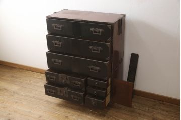 和製アンティーク　漆塗り　角手型の引き手金具が魅力の庄内箪笥(時代箪笥、衣装箪笥、収納たんす、整理タンス、引き出し、閂、かんぬき)(R-067022)