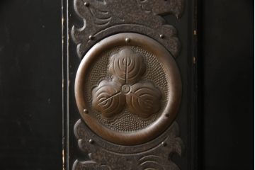 和製アンティーク　漆塗り　角手型の引き手金具が魅力の庄内箪笥(時代箪笥、衣装箪笥、収納たんす、整理タンス、引き出し、閂、かんぬき)(R-067022)