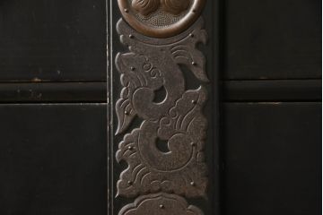 和製アンティーク　漆塗り　角手型の引き手金具が魅力の庄内箪笥(時代箪笥、衣装箪笥、収納たんす、整理タンス、引き出し、閂、かんぬき)(R-067022)