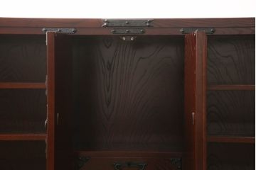 中古　美品!!　岩手県　遠野民芸家具　上品なデザインが目を引く南部鉄器付き欅(ケヤキ)材製サイドボード(収納棚、戸棚、サイドキャビネット、飾り棚)(定価約75万円)(R-067103)