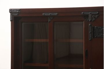 中古　美品!!　岩手県　遠野民芸家具　上品なデザインが目を引く南部鉄器付き欅(ケヤキ)材製サイドボード(収納棚、戸棚、サイドキャビネット、飾り棚)(定価約75万円)(R-067103)