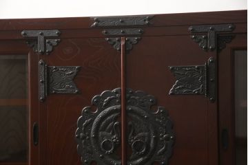 中古　美品!!　岩手県　遠野民芸家具　上品なデザインが目を引く南部鉄器付き欅(ケヤキ)材製サイドボード(収納棚、戸棚、サイドキャビネット、飾り棚)(定価約75万円)(R-067103)
