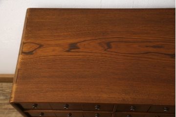中古　希少デザイン　国産　職人手造り　欅(ケヤキ)材　前面の杢目が魅力的な引き出し32杯の薬箪笥(百目箪笥、小物収納、チェスト、薬タンス、卓上収納)(R-067104)