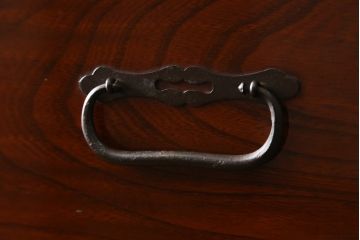 和製アンティーク　前面欅(ケヤキ)材　漆塗り　品の良い佇まいが魅力の二段重ね庄内箪笥(五丁引き、時代箪笥、衣装箪笥、収納たんす、引き出し、整理タンス)(R-067106)