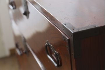 和製アンティーク　前面欅(ケヤキ)材　漆塗り　品の良い佇まいが魅力の二段重ね庄内箪笥(五丁引き、時代箪笥、衣装箪笥、収納たんす、引き出し、整理タンス)(R-067106)