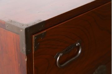 和製アンティーク　前面欅(ケヤキ)材　漆塗り　品の良い佇まいが魅力の二段重ね庄内箪笥(五丁引き、時代箪笥、衣装箪笥、収納たんす、引き出し、整理タンス)(R-067106)