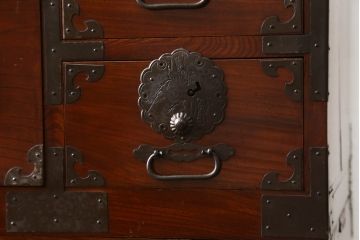 和製アンティーク　前面欅(ケヤキ)材　漆塗り　品の良い佇まいが魅力の二段重ね庄内箪笥(五丁引き、時代箪笥、衣装箪笥、収納たんす、引き出し、整理タンス)(R-067106)