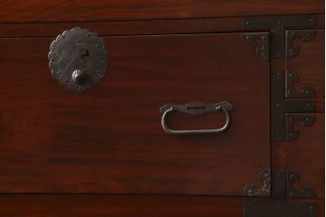和製アンティーク　前面欅(ケヤキ)材　漆塗り　品の良い佇まいが魅力の二段重ね庄内箪笥(五丁引き、時代箪笥、衣装箪笥、収納たんす、引き出し、整理タンス)(R-067106)