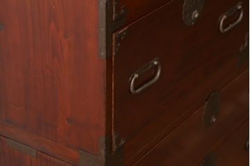 和製アンティーク　前面欅(ケヤキ)材　漆塗り　品の良い佇まいが魅力の二段重ね庄内箪笥(五丁引き、時代箪笥、衣装箪笥、収納たんす、引き出し、整理タンス)(R-067106)