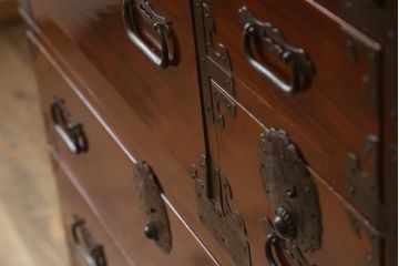 和製アンティーク　前面欅(ケヤキ)材　漆塗り　品の良い佇まいが魅力の二段重ね庄内箪笥(五丁引き、時代箪笥、衣装箪笥、収納たんす、引き出し、整理タンス)(R-067106)
