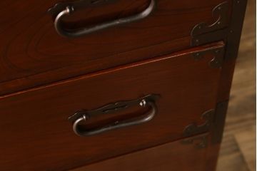 和製アンティーク　前面欅(ケヤキ)材　漆塗り　品の良い佇まいが魅力の二段重ね庄内箪笥(五丁引き、時代箪笥、衣装箪笥、収納たんす、引き出し、整理タンス)(R-067106)
