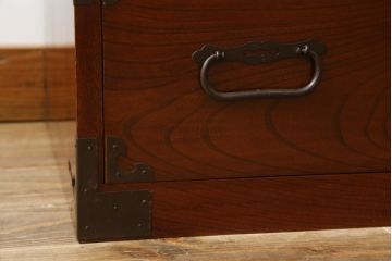 和製アンティーク　前面欅(ケヤキ)材　漆塗り　品の良い佇まいが魅力の二段重ね庄内箪笥(五丁引き、時代箪笥、衣装箪笥、収納たんす、引き出し、整理タンス)(R-067106)