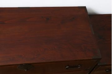 和製アンティーク　前面欅(ケヤキ)材　漆塗り　品の良い佇まいが魅力の二段重ね庄内箪笥(五丁引き、時代箪笥、衣装箪笥、収納たんす、引き出し、整理タンス)(R-067106)