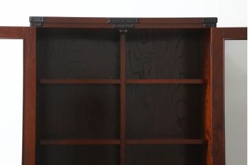 中古　高級品!!　遠野民芸家具　職人手造り　漆塗り　上品なデザインの黒金具がアクセントの欅(ケヤキ)材製書棚(ブックケース、本箱、キャビネット、収納棚、戸棚、飾り棚)(定価約60万円)(検索ワード:岩谷堂箪笥)(R-067109)