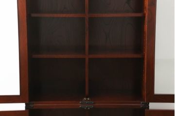 中古　高級品!!　遠野民芸家具　職人手造り　漆塗り　上品なデザインの黒金具がアクセントの欅(ケヤキ)材製書棚(ブックケース、本箱、キャビネット、収納棚、戸棚、飾り棚)(定価約60万円)(検索ワード:岩谷堂箪笥)(R-067109)