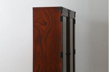 中古　高級品!!　遠野民芸家具　職人手造り　漆塗り　上品なデザインの黒金具がアクセントの欅(ケヤキ)材製書棚(ブックケース、本箱、キャビネット、収納棚、戸棚、飾り棚)(定価約60万円)(検索ワード:岩谷堂箪笥)(R-067109)