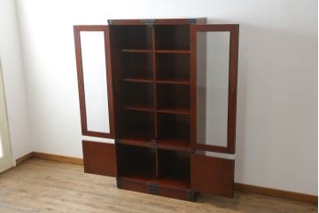 中古　高級品!!　遠野民芸家具　職人手造り　漆塗り　上品なデザインの黒金具がアクセントの欅(ケヤキ)材製書棚(ブックケース、本箱、キャビネット、収納棚、戸棚、飾り棚)(定価約60万円)(検索ワード:岩谷堂箪笥)(R-067109)