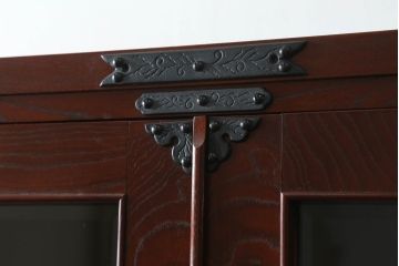 中古　高級品!!　遠野民芸家具　職人手造り　漆塗り　上品なデザインの黒金具がアクセントの欅(ケヤキ)材製書棚(ブックケース、本箱、キャビネット、収納棚、戸棚、飾り棚)(定価約60万円)(検索ワード:岩谷堂箪笥)(R-067109)