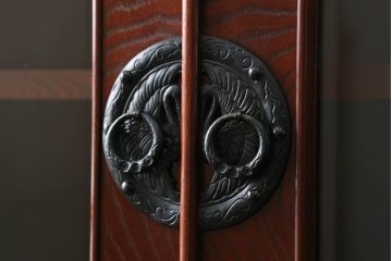 中古　高級品!!　遠野民芸家具　職人手造り　漆塗り　上品なデザインの黒金具がアクセントの欅(ケヤキ)材製書棚(ブックケース、本箱、キャビネット、収納棚、戸棚、飾り棚)(定価約60万円)(検索ワード:岩谷堂箪笥)(R-067109)