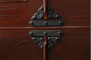 中古　高級品!!　遠野民芸家具　職人手造り　漆塗り　上品なデザインの黒金具がアクセントの欅(ケヤキ)材製書棚(ブックケース、本箱、キャビネット、収納棚、戸棚、飾り棚)(定価約60万円)(検索ワード:岩谷堂箪笥)(R-067109)