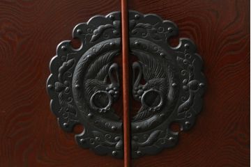 中古　高級品!!　遠野民芸家具　職人手造り　漆塗り　上品なデザインの黒金具がアクセントの欅(ケヤキ)材製書棚(ブックケース、本箱、キャビネット、収納棚、戸棚、飾り棚)(定価約60万円)(検索ワード:岩谷堂箪笥)(R-067109)