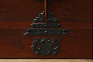 中古　高級品!!　遠野民芸家具　職人手造り　漆塗り　上品なデザインの黒金具がアクセントの欅(ケヤキ)材製書棚(ブックケース、本箱、キャビネット、収納棚、戸棚、飾り棚)(定価約60万円)(検索ワード:岩谷堂箪笥)(R-067109)