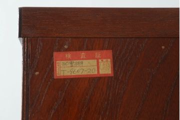 中古　高級品!!　遠野民芸家具　職人手造り　漆塗り　上品なデザインの黒金具がアクセントの欅(ケヤキ)材製書棚(ブックケース、本箱、キャビネット、収納棚、戸棚、飾り棚)(定価約60万円)(検索ワード:岩谷堂箪笥)(R-067109)