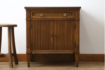 中古　DREXEL HERITAGE(ドレクセルヘリテイジ)　Triune(トライユン)　上品な佇まいが魅力のナイトテーブル(サイドテーブル、収納棚、戸棚、サイドキャビネット、花台、飾り台)(R-067112)