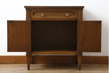 中古　DREXEL HERITAGE(ドレクセルヘリテイジ)　Triune(トライユン)　上品な佇まいが魅力のナイトテーブル(サイドテーブル、収納棚、戸棚、サイドキャビネット、花台、飾り台)(R-067112)