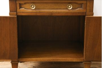 中古　DREXEL HERITAGE(ドレクセルヘリテイジ)　Triune(トライユン)　上品な佇まいが魅力のナイトテーブル(サイドテーブル、収納棚、戸棚、サイドキャビネット、花台、飾り台)(R-067112)