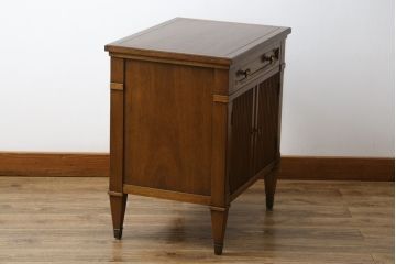 中古　DREXEL HERITAGE(ドレクセルヘリテイジ)　Triune(トライユン)　上品な佇まいが魅力のナイトテーブル(サイドテーブル、収納棚、戸棚、サイドキャビネット、花台、飾り台)(R-067112)